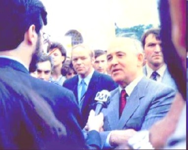 Conforme o planejado pela KGB, Azenha e Gorbachev encenam um ´encontro casual´ em Moscou para dar legitimidade ao disfarce de Azenha como jornalista
